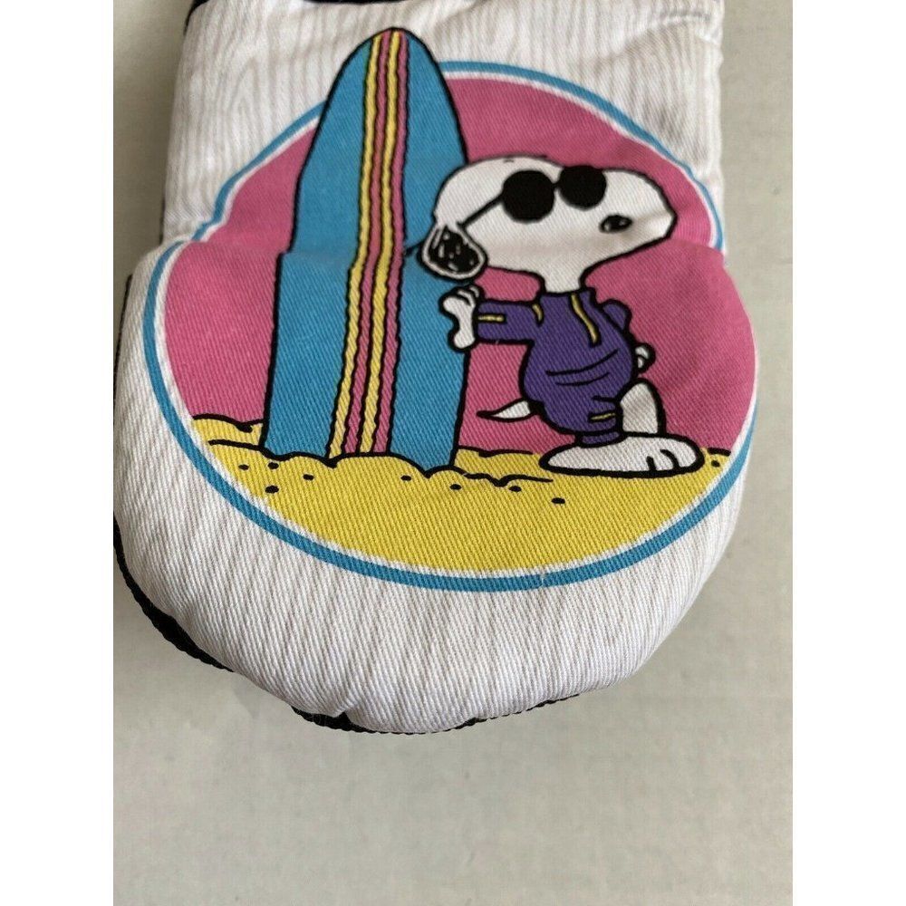 ‎Peanuts Snoopy Joe Cool Surfboard Kitchen Oven Mit - Picture 4 of 6